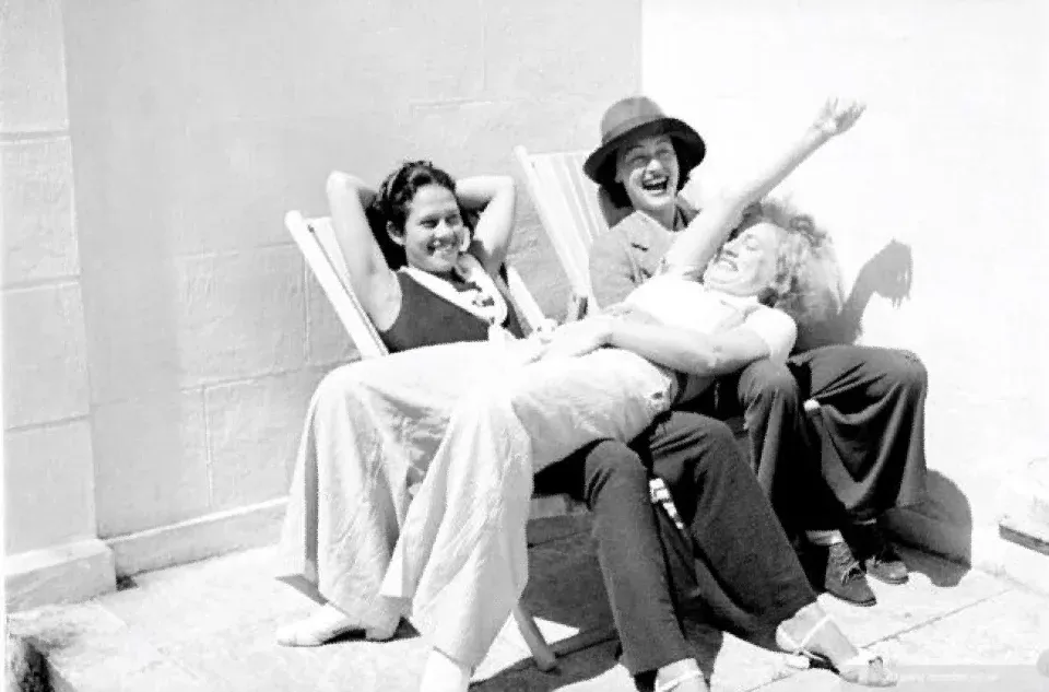 Ady Fidelin, Lee Miller et Nusch Eluard à la Farleys Hous, 1937