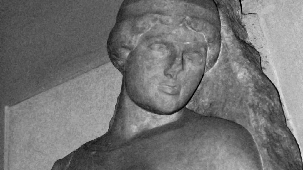 Tête d’Athéna, métope du temple d’Olympie, musée du Louvre.