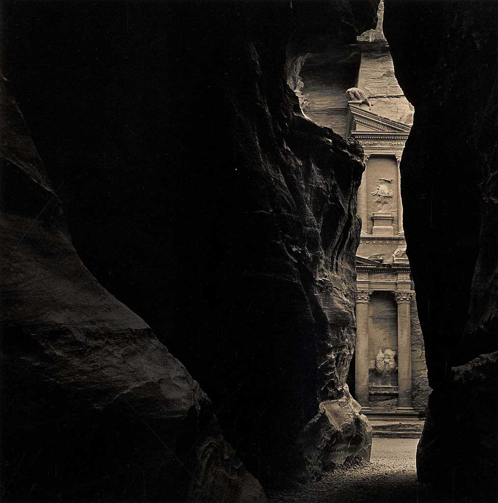 © Emmet Gowin. La Khazneh vue du Sîq, Pétra (Jordanie), 1985.