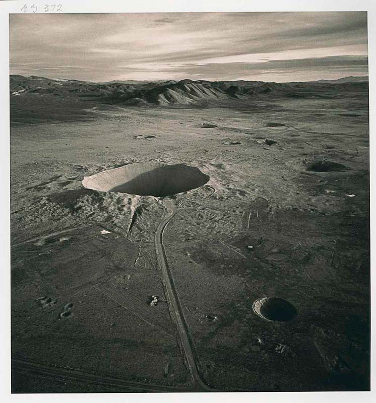 © Emmet Gowin. Cratère Sedan, site d’essais nucléaires dans le Nevada, 1977.