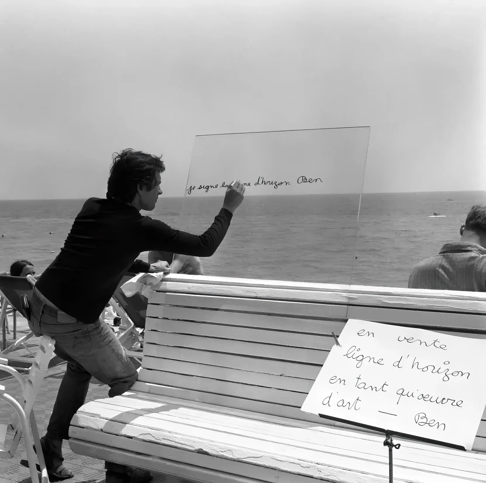 .Ben (Vautier) Tracer et signer la ligne d’horizon. Promenade des Anglais. Nice. 1962.