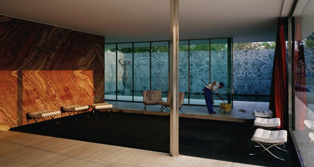 Jeff Wall, « Morning Cleaning, Mies van der Rhoe Foindation, Barcelona », 1999.