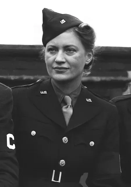 Lee Miller en habits militaires.