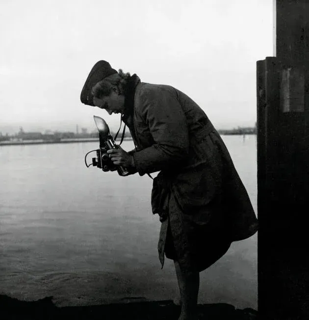 Lee Miller prenant une photo.