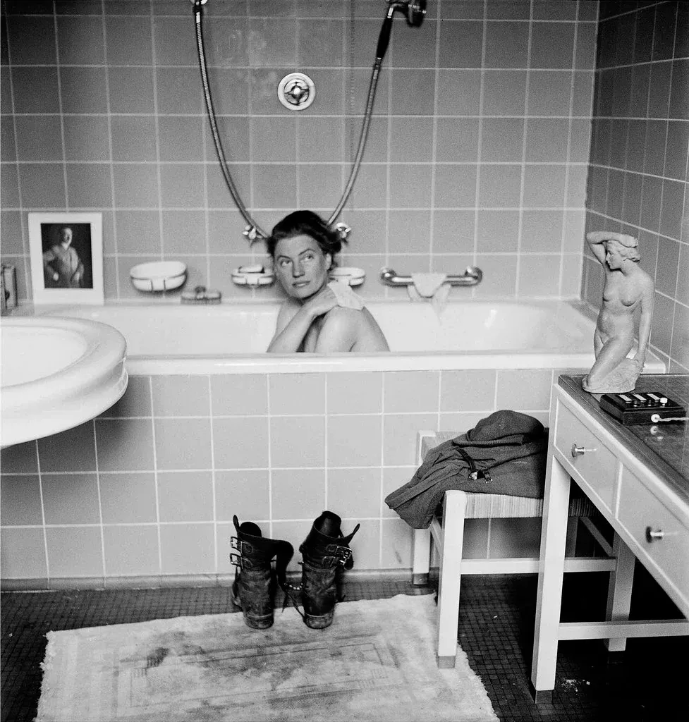 Photographie par Lee Miller et David Scherman.
