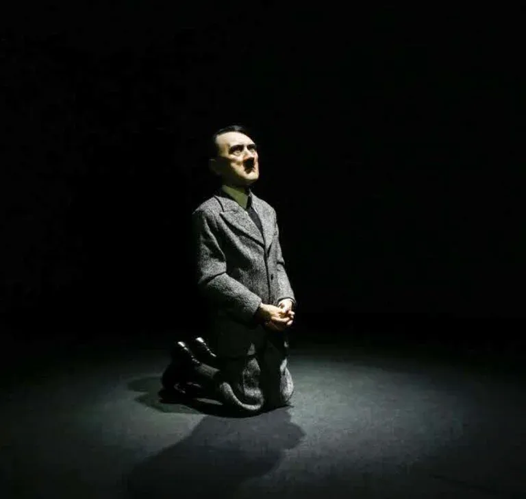 Maurizio Catellan, la banane comédienne et un dimanche sans fin!