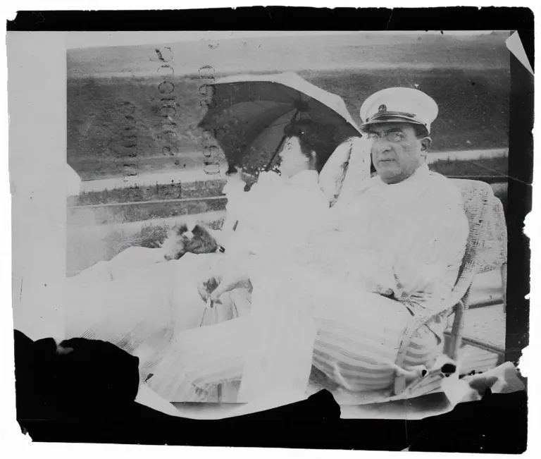 Misia et Edwards assis sur le pont du yacht 