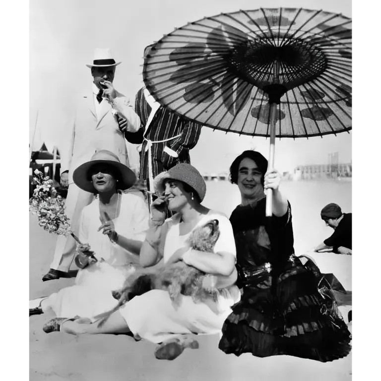 Misia en compagnie de Sergei Diaghilev, Coco Chanel et la omtesse Marcello.