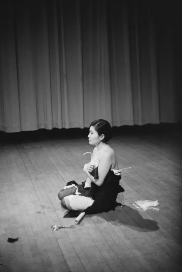 Yoko Ono, Cut Piece.