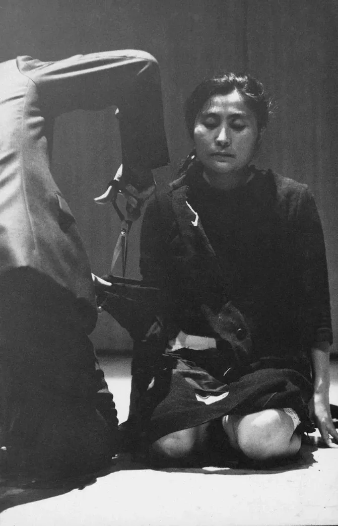 Yoko Ono, Cut Piece, 1964.