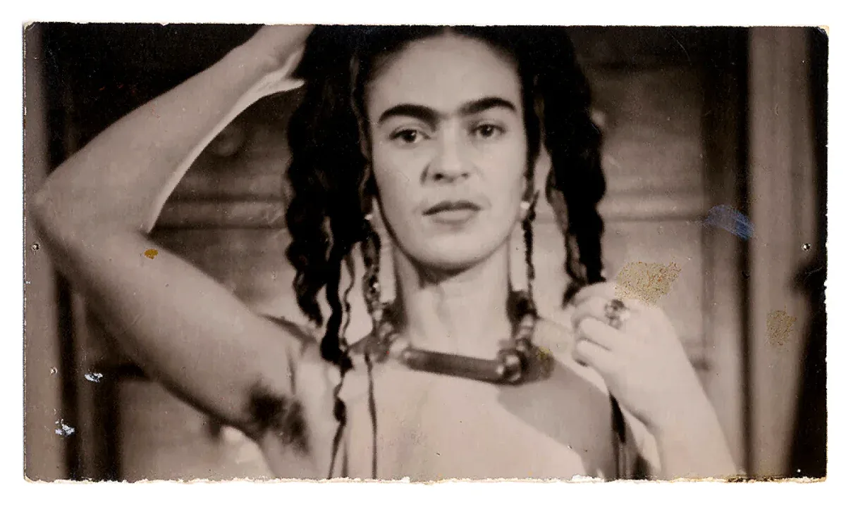 Frida Kahlo.New York.1938. Photograph : Peter Riesett.