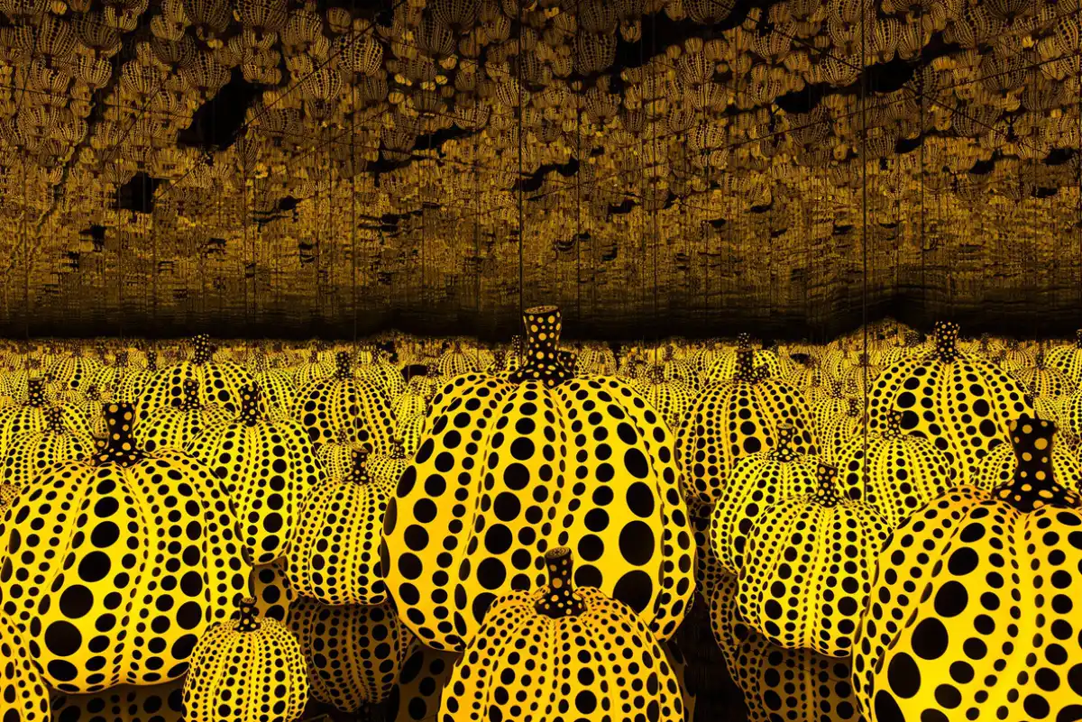 Yayoi Kusama : La conquérante aux pois révélée !