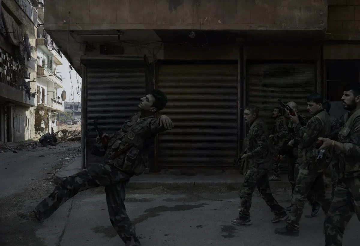 Luc Delahaye. Soldats de l'Armée Syrienne, Alep, novembre 2012Soldats de l'Armée Syrienne, Alep, novembre 2012