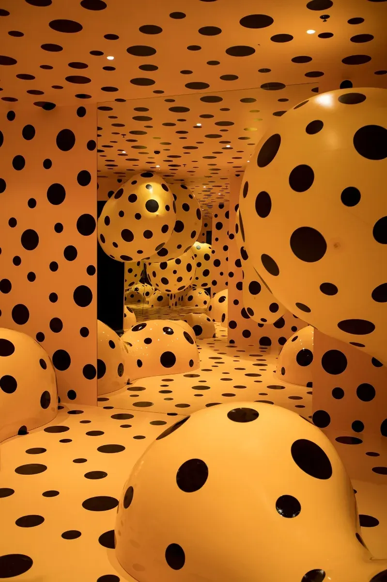 Yayoi Kusama : La conquérante aux pois révélée !