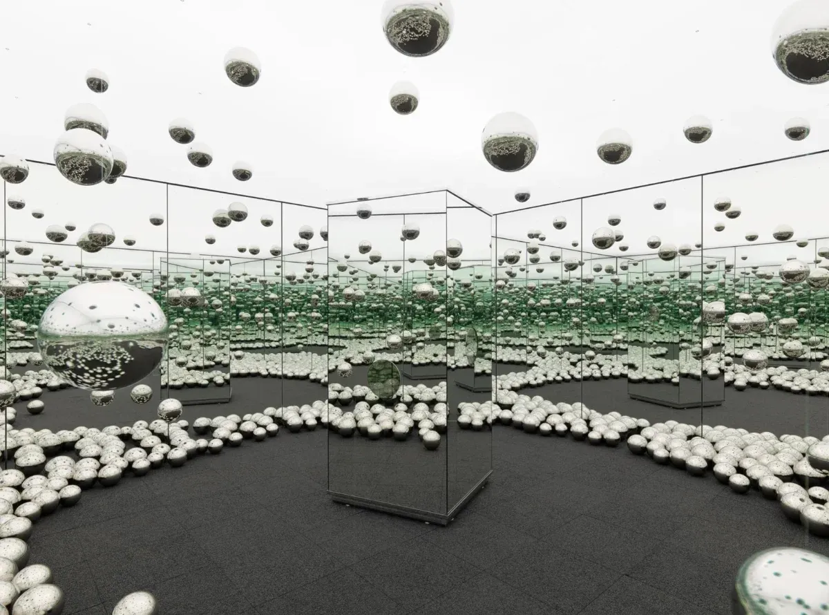 Yayoi Kusama : La conquérante aux pois révélée !