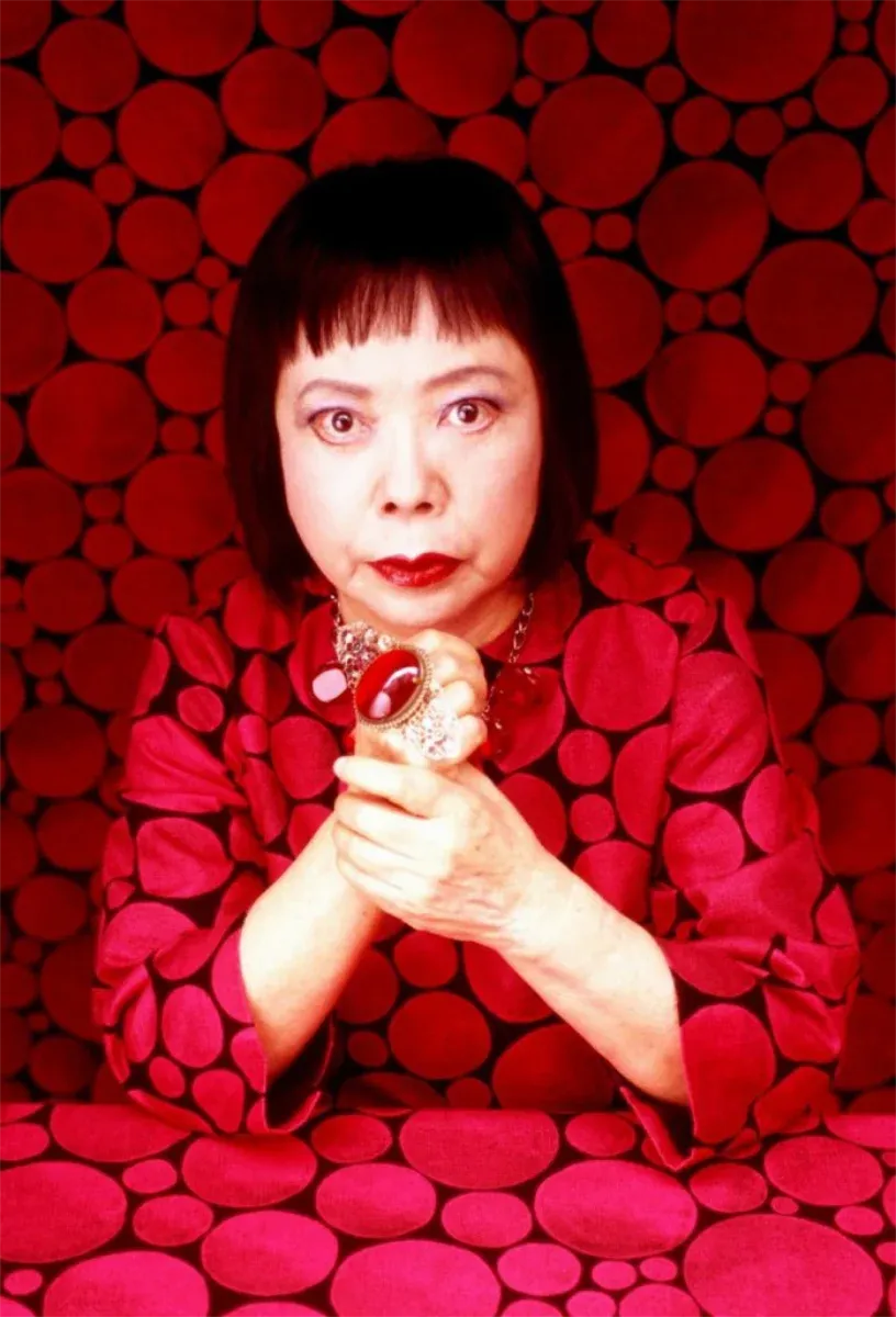 Yayoi Kusama : La conquérante aux pois révélée !