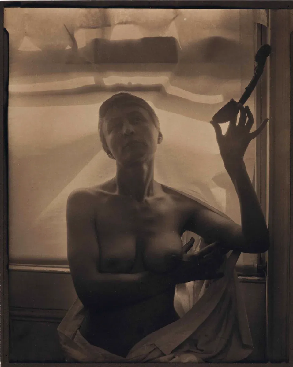 Alfred Stieglitz. Georgia O'Keeffe with african statuary.1919.