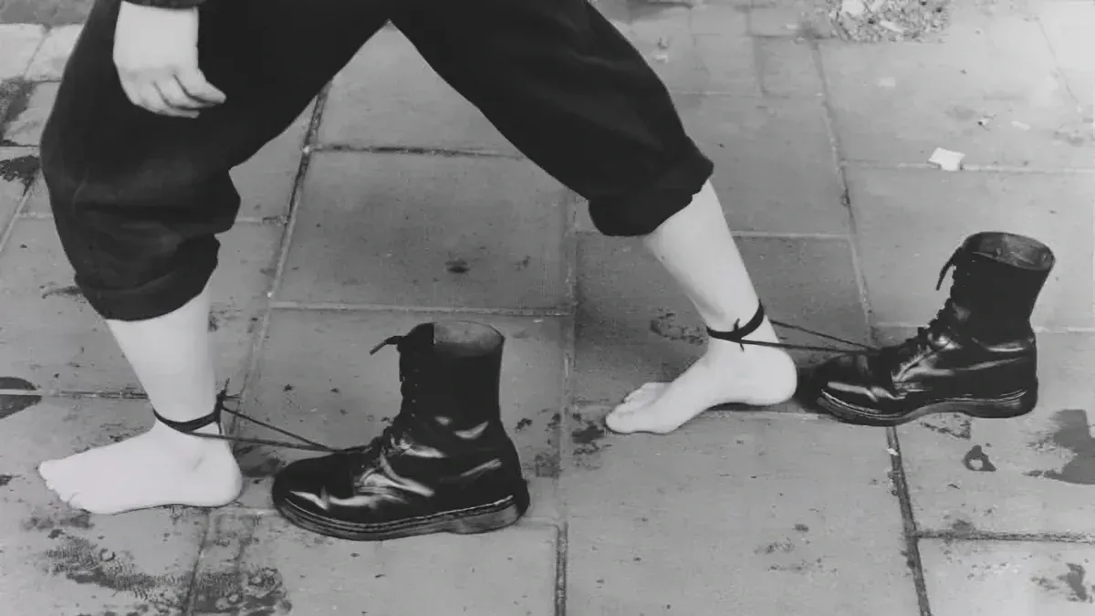 Maurizio Catellan, la banane comédienne et un dimanche sans fin!